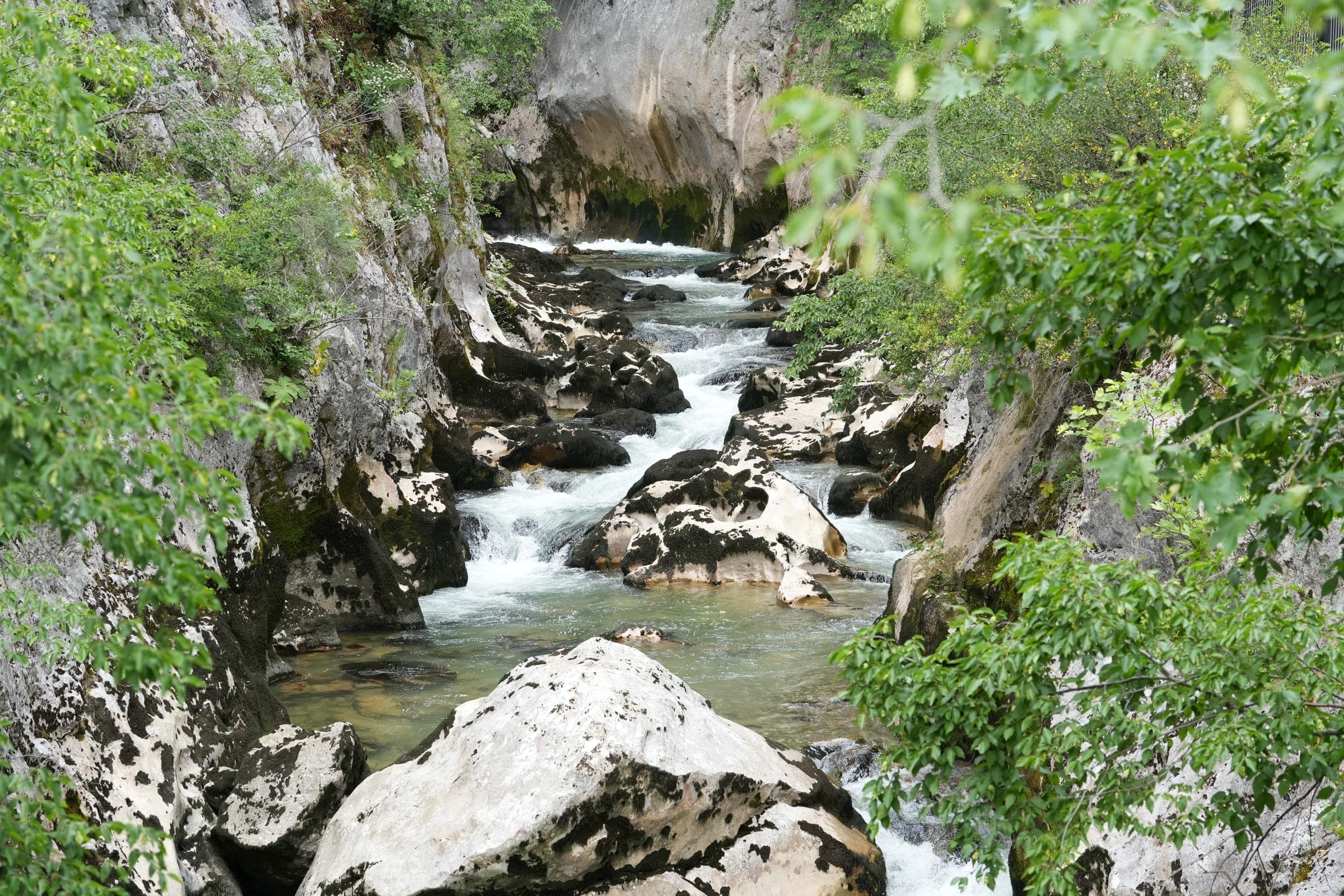 Kayalar arasında akan kanyon deresi