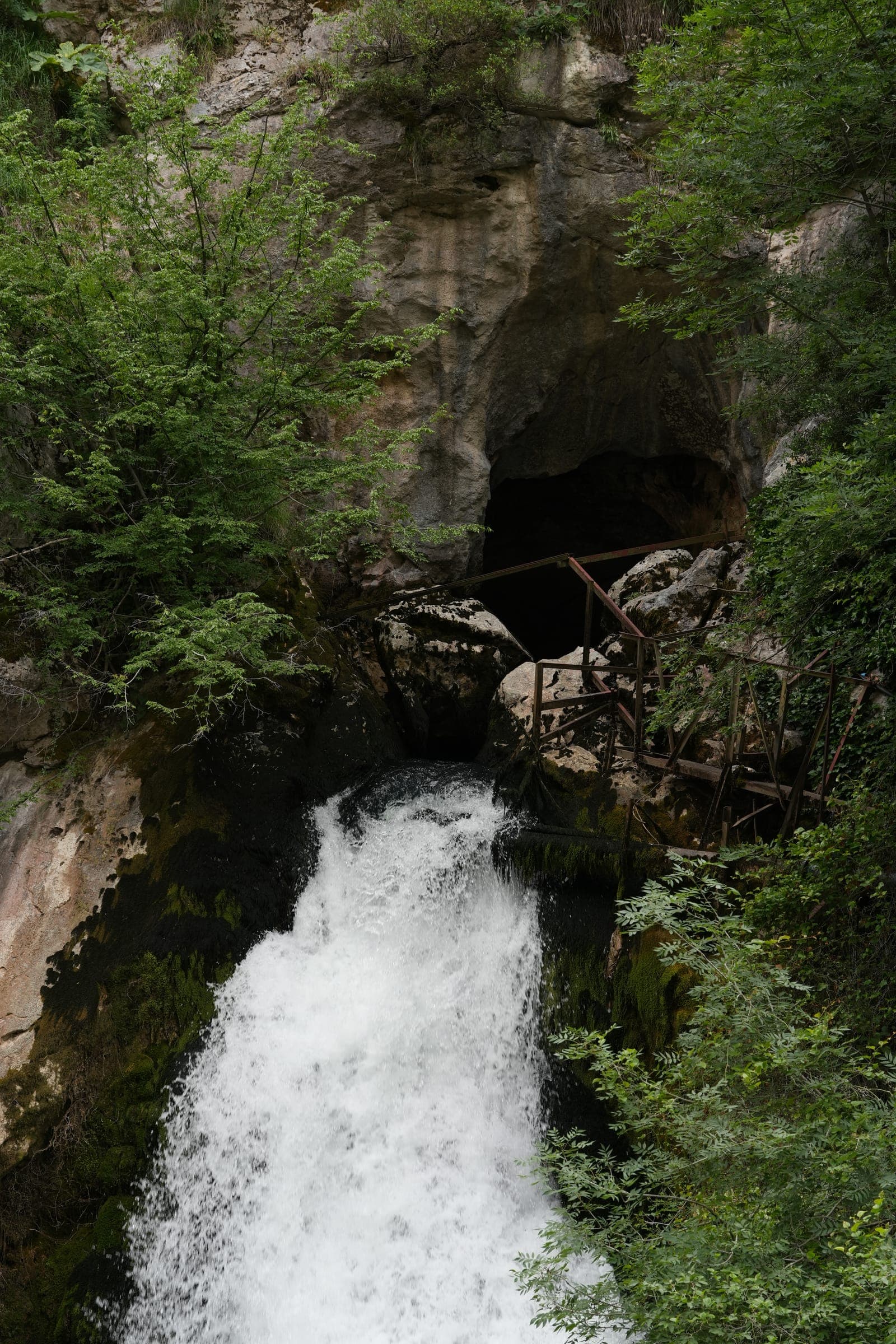 Mağara ağzından dökülen şelale